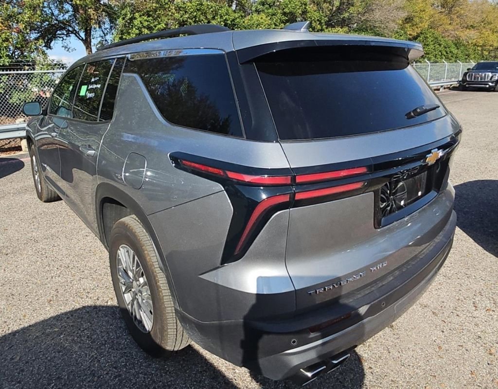 2025 Chevrolet Traverse photo 3