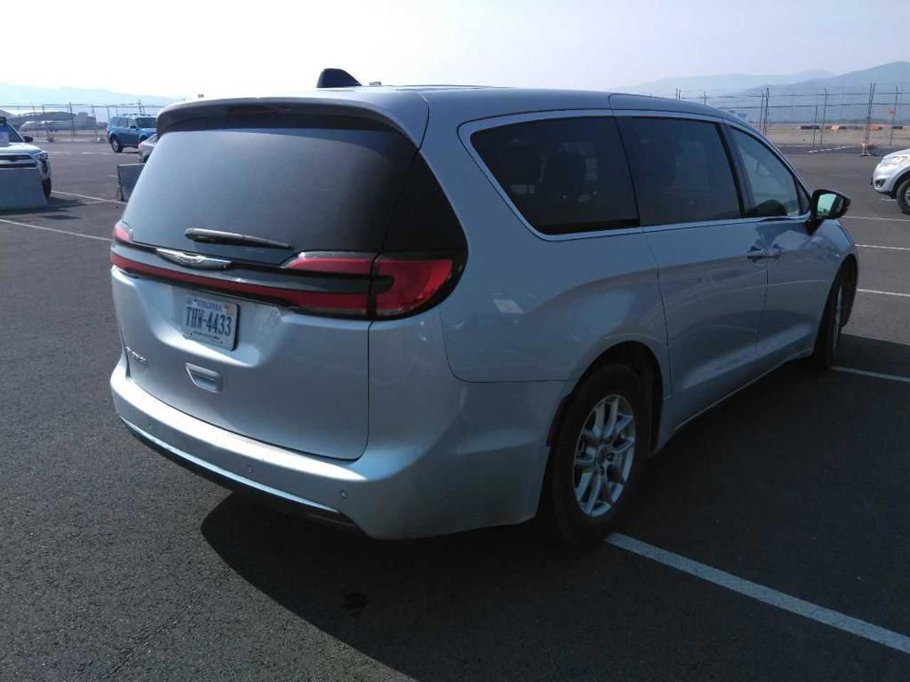 2024 Chrysler Pacifica Touring L photo 3