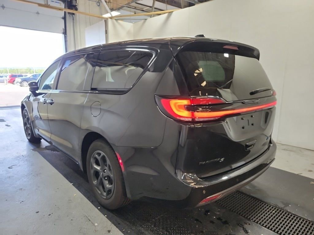 2023 Chrysler Pacifica Hybrid Limited photo 2