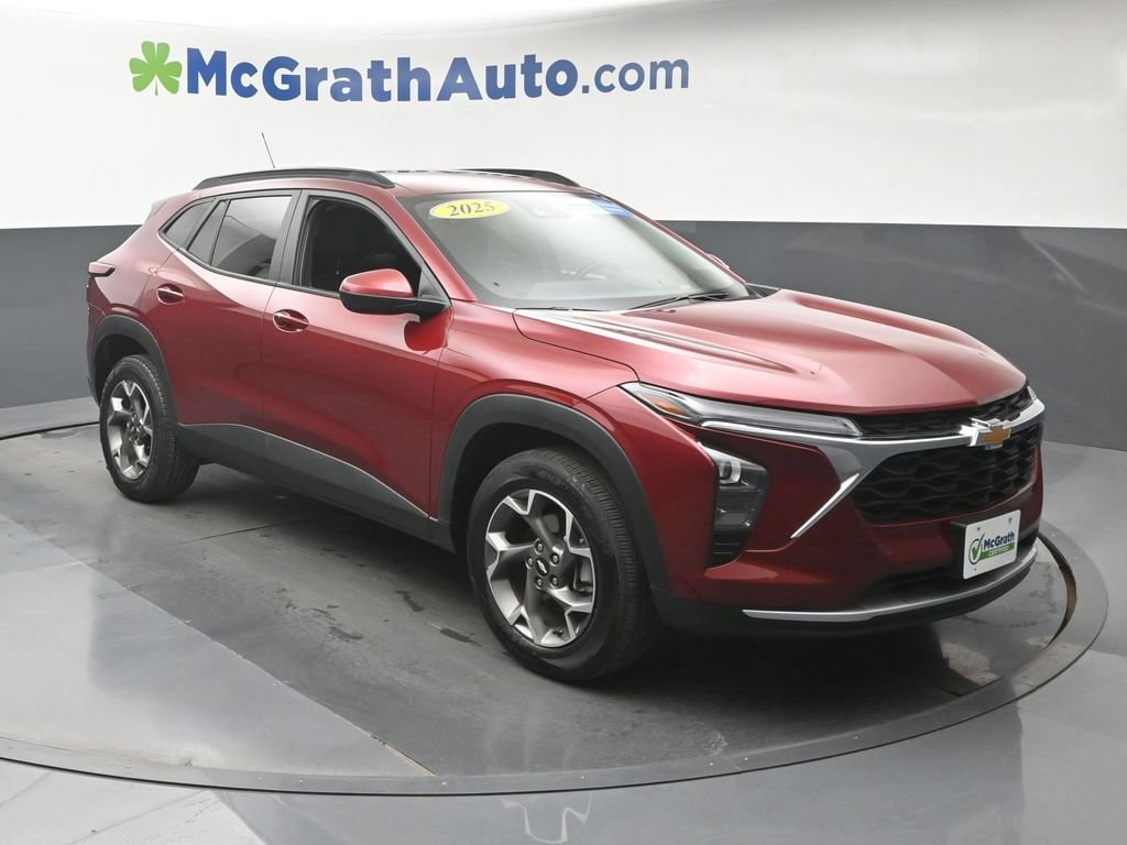 2025 Chevrolet Trax LT - Photo 2