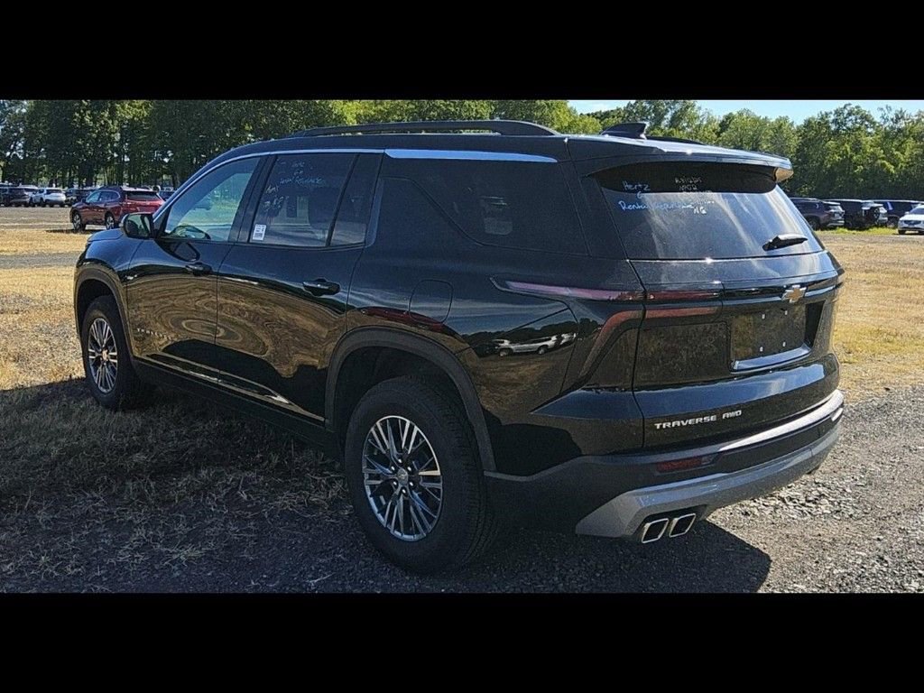 2025 Chevrolet Traverse photo 3