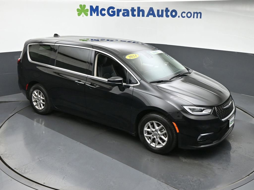 2024 Chrysler Pacifica Touring L photo 2