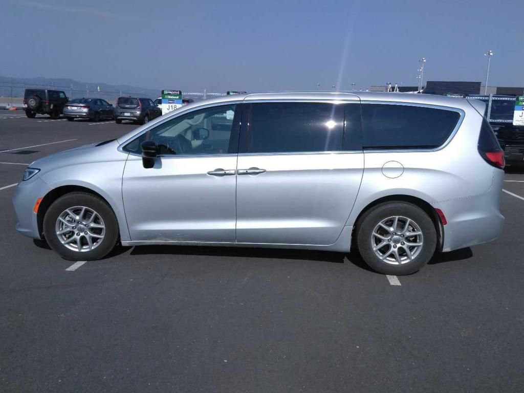 2024 Chrysler Pacifica Touring L photo 2