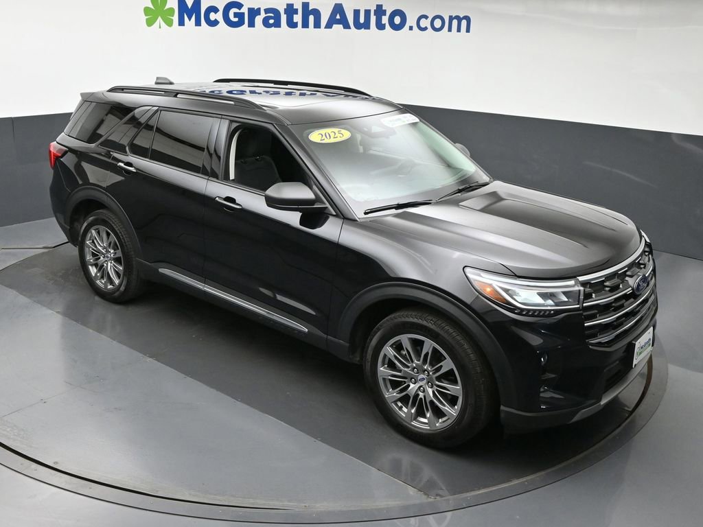 2025 Ford Explorer photo 2