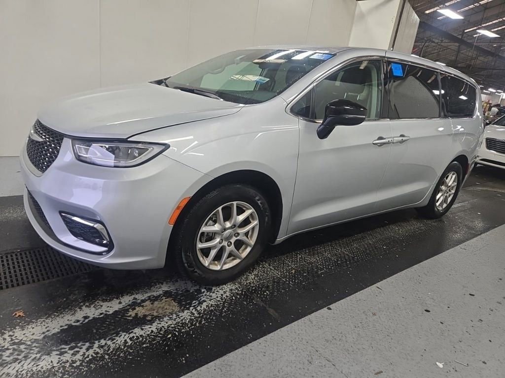 2024 Chrysler Pacifica Touring L photo 2