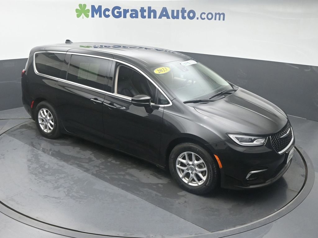 Used 2023 Chrysler Pacifica Touring L with VIN 2C4RC1BG8PR532529 for sale in Cedar Rapids, IA