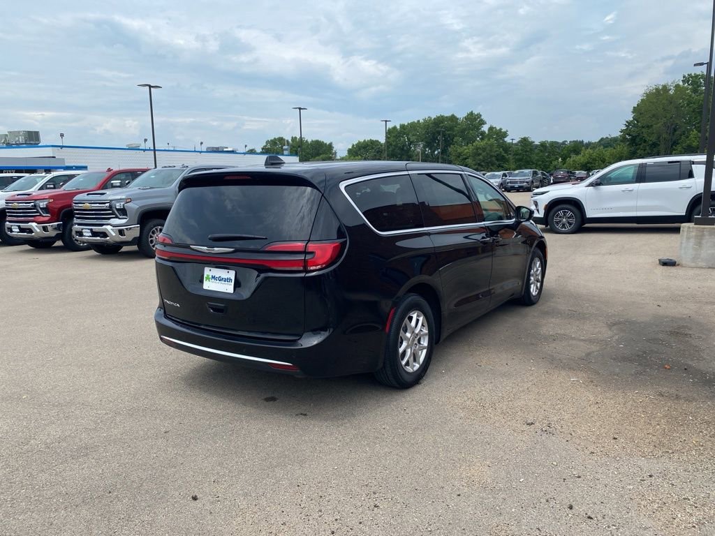 2023 Chrysler Pacifica Touring L photo 3