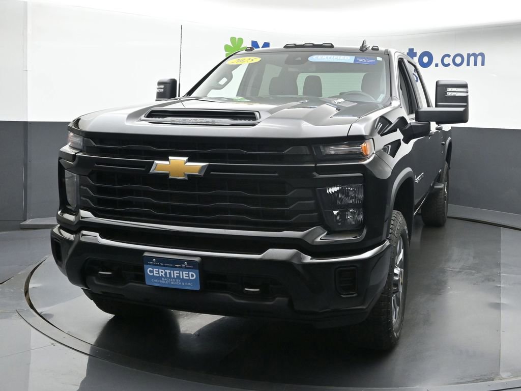 2025 Chevrolet Silverado 2500HD Custom photo 3