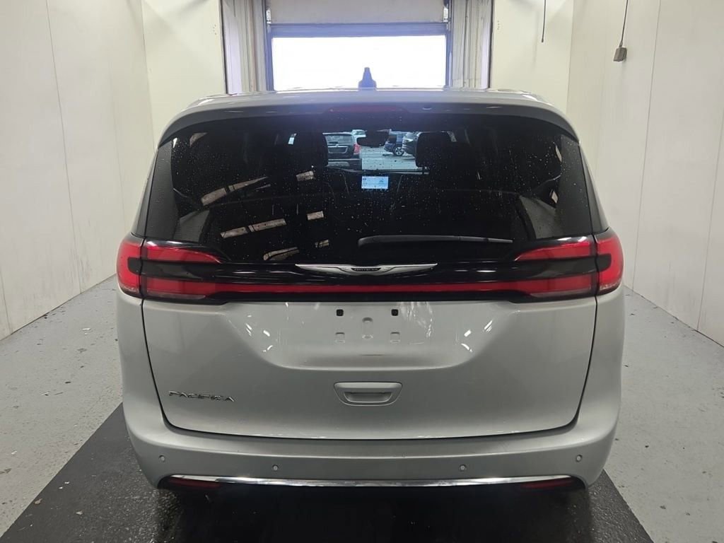 2024 Chrysler Pacifica Touring L photo 4