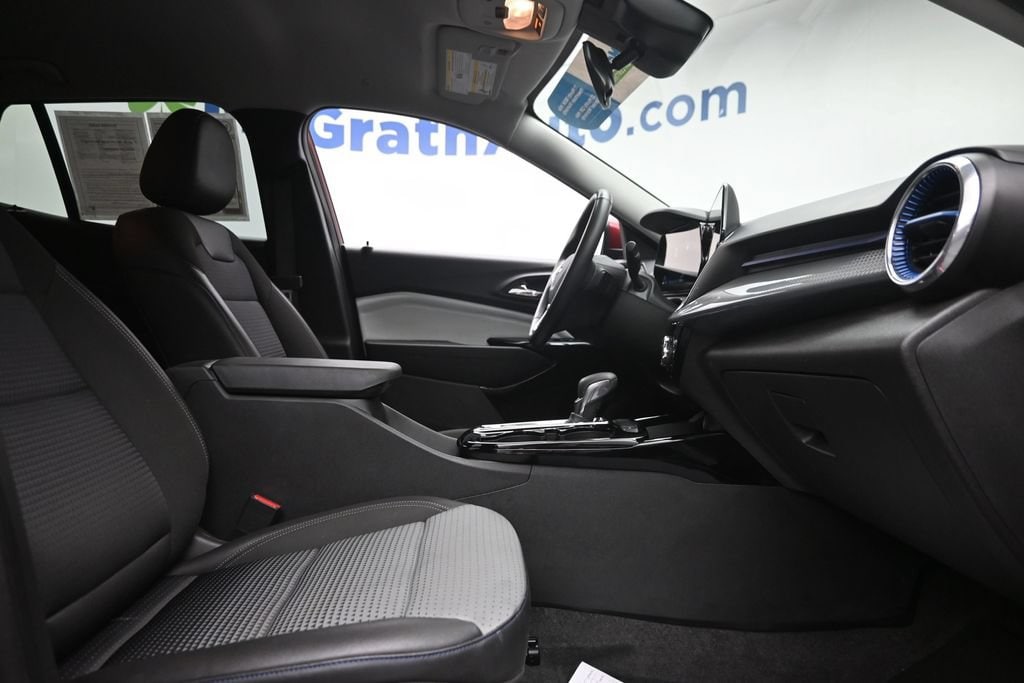 2025 Chevrolet Trax LT - Photo 9