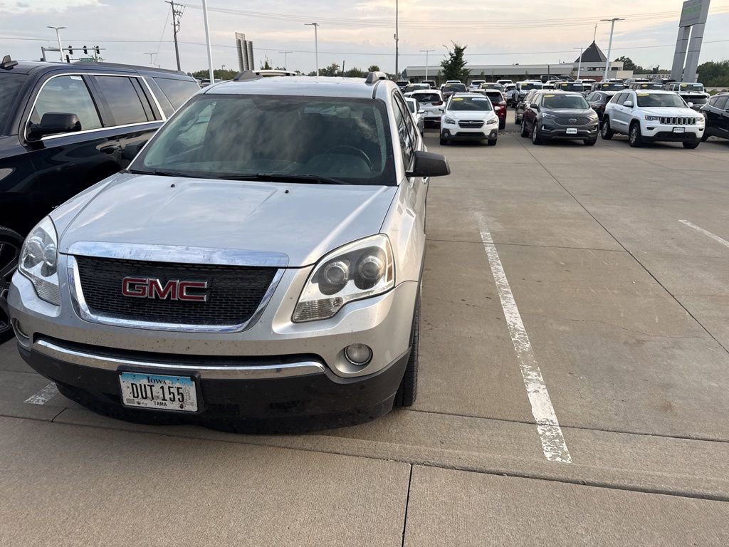 2011 Gmc Acadia SLE photo 2