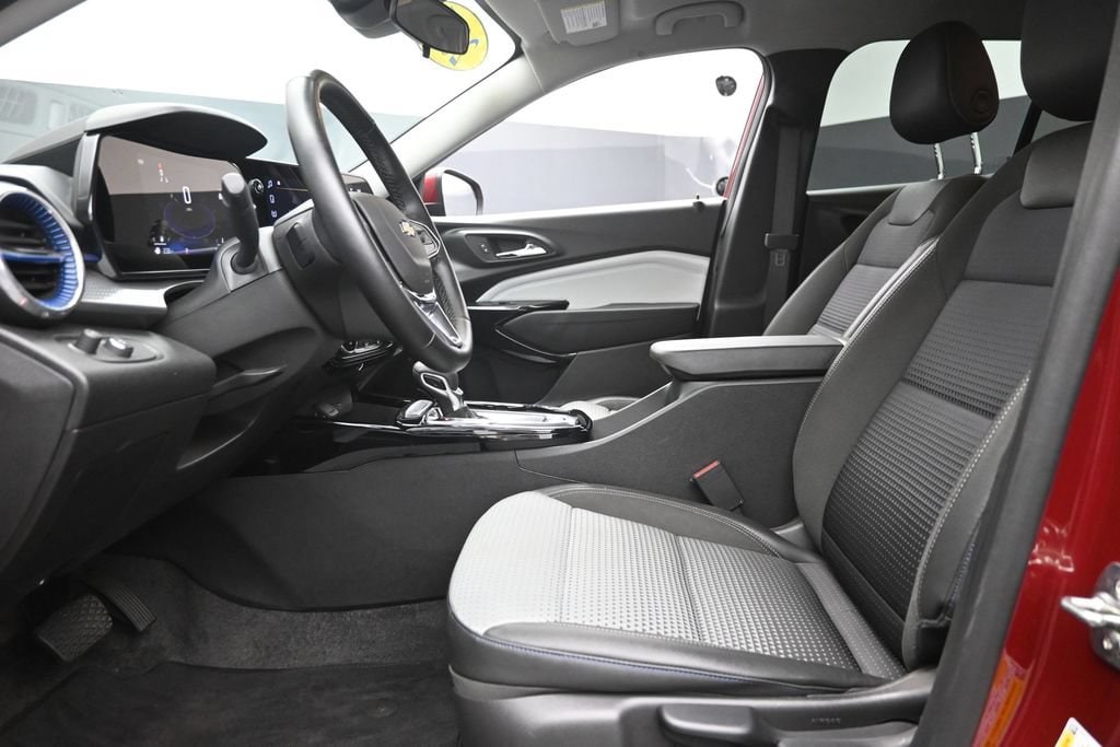 2025 Chevrolet Trax LT - Photo 16