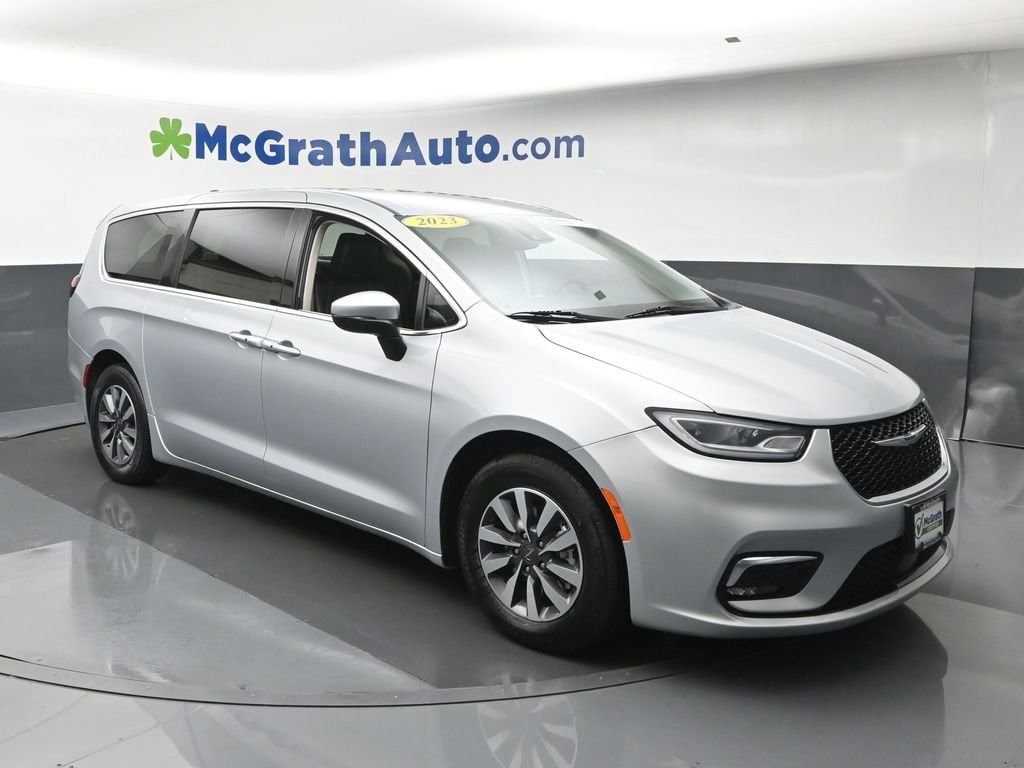 Used 2023 Chrysler Pacifica Hybrid Touring L with VIN 2C4RC1L76PR626309 for sale in Cedar Rapids, IA