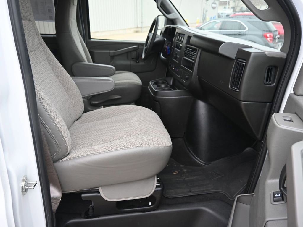 2025 Chevrolet Express Passenger LT - Photo 12