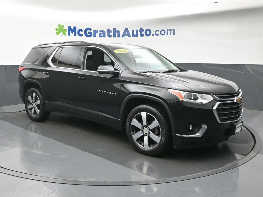 Used 2019 Chevrolet Traverse 3LT with VIN 1GNEVHKW8KJ180503 for sale in Cedar Rapids, IA