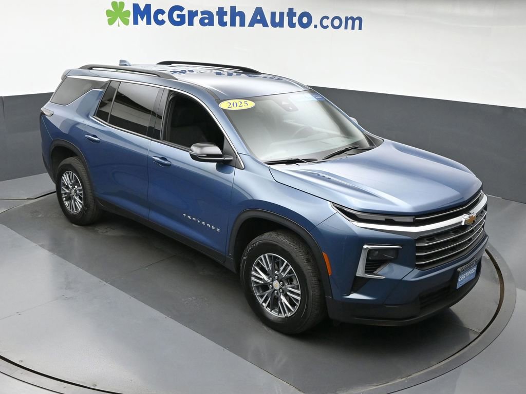 2025 Chevrolet Traverse photo 2