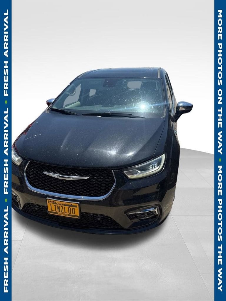 2022 Chrysler Pacifica Hybrid Limited Hybrid's photo