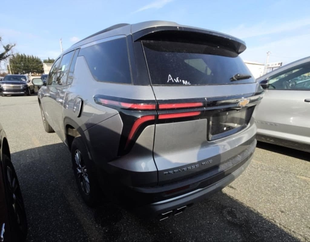 Used 2025 Chevrolet Traverse LT SUV
