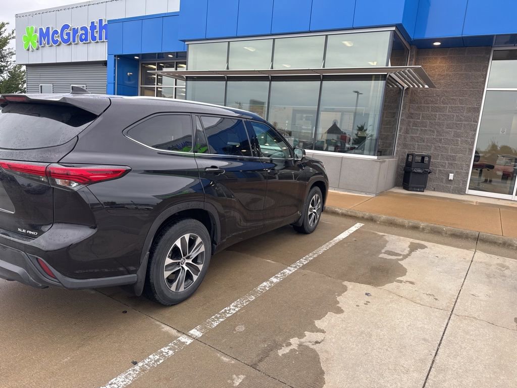 2021 Toyota Highlander XLE photo 2