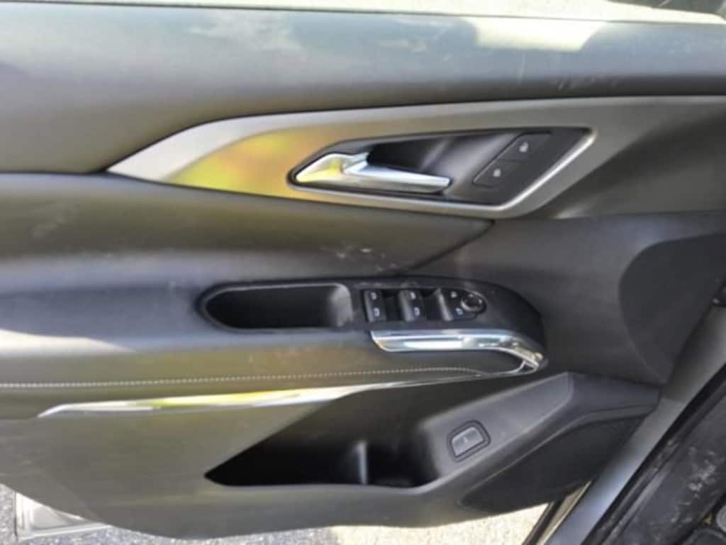 Used 2025 Chevrolet Traverse LT SUV