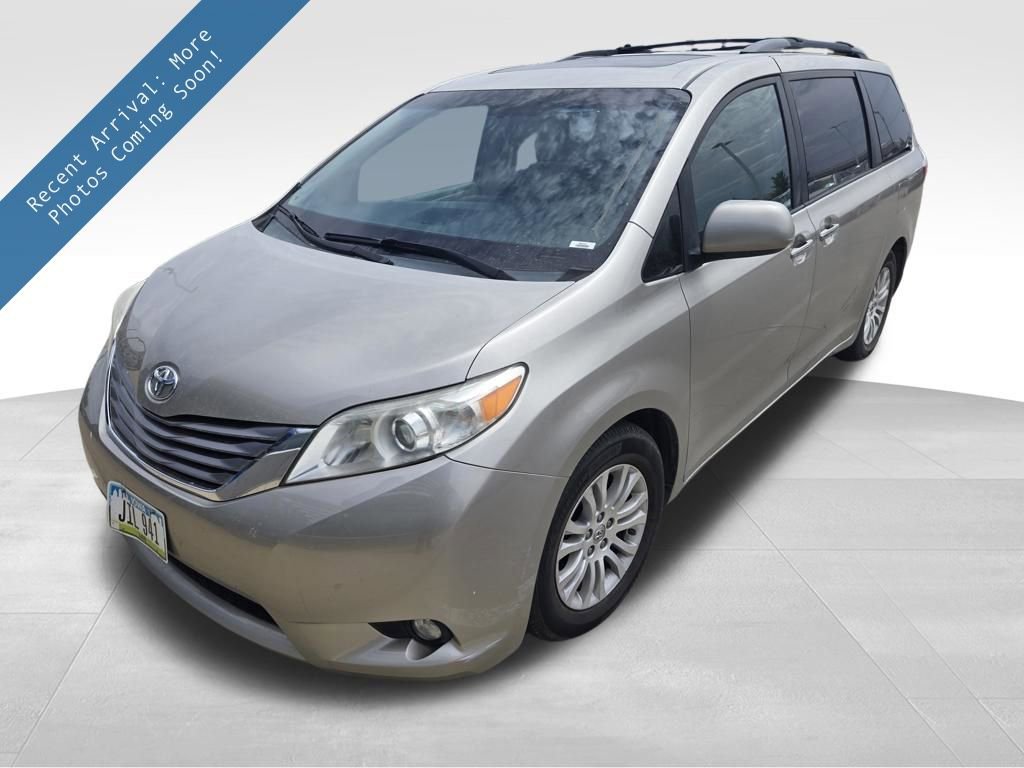 2016 Toyota Sienna XLE Premium V6 8-Passenger's photo