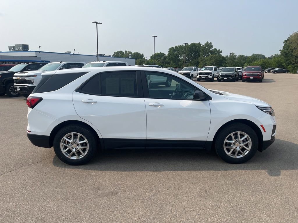2023 Chevrolet Equinox LS photo 2