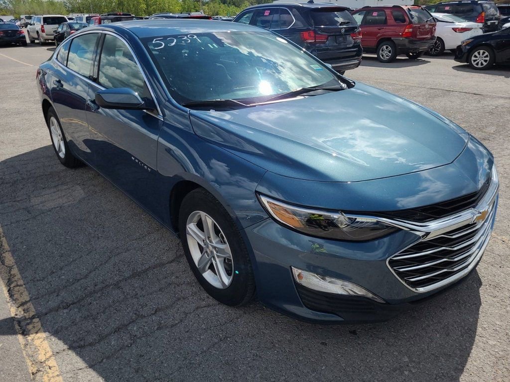 2024 Chevrolet Malibu 1LT photo 2