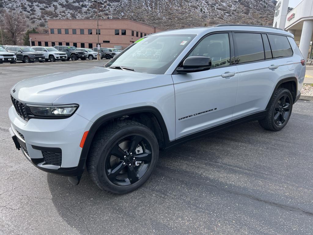 2023 Jeep Grand Cherokee Laredo Altitude photo 3