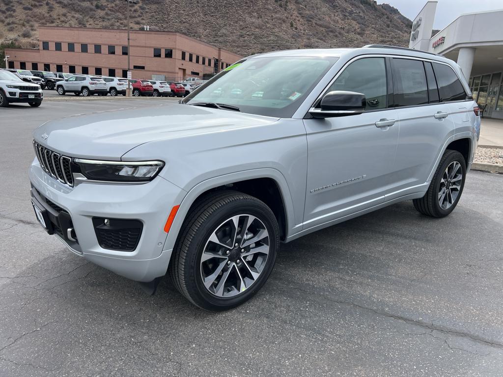 2025 Jeep Grand Cherokee Overland photo 3