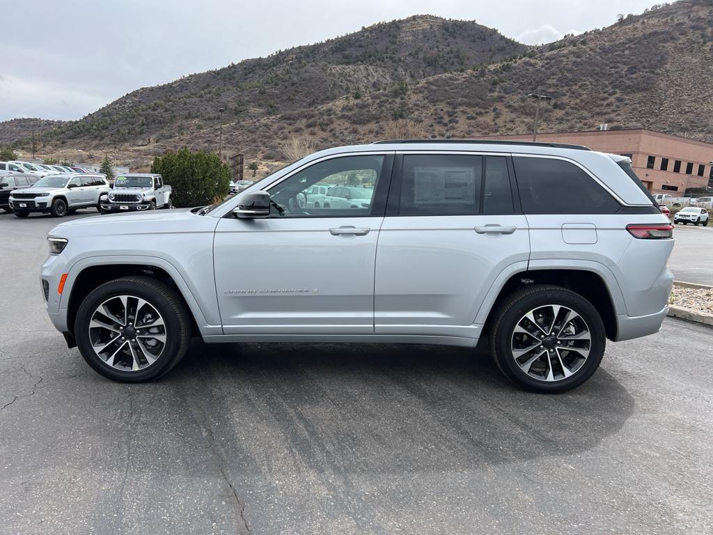 2025 Jeep Grand Cherokee Overland photo 4