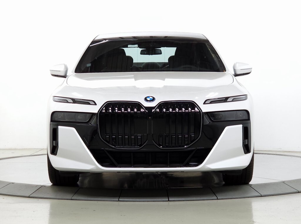 2026 Bmw 750e photo 2