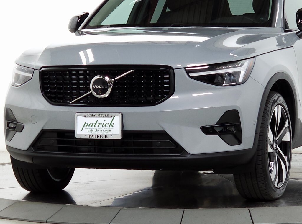 Used 2024 Volvo XC40 B5 Plus Dark Theme SUV for Sale in Schaumburg IL