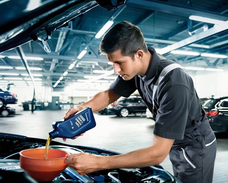 Mechanic oil change_760x610.jpg