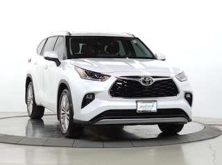 Used 2022 Toyota Highlander Platinum SUV for sale near Chicago, Illinois