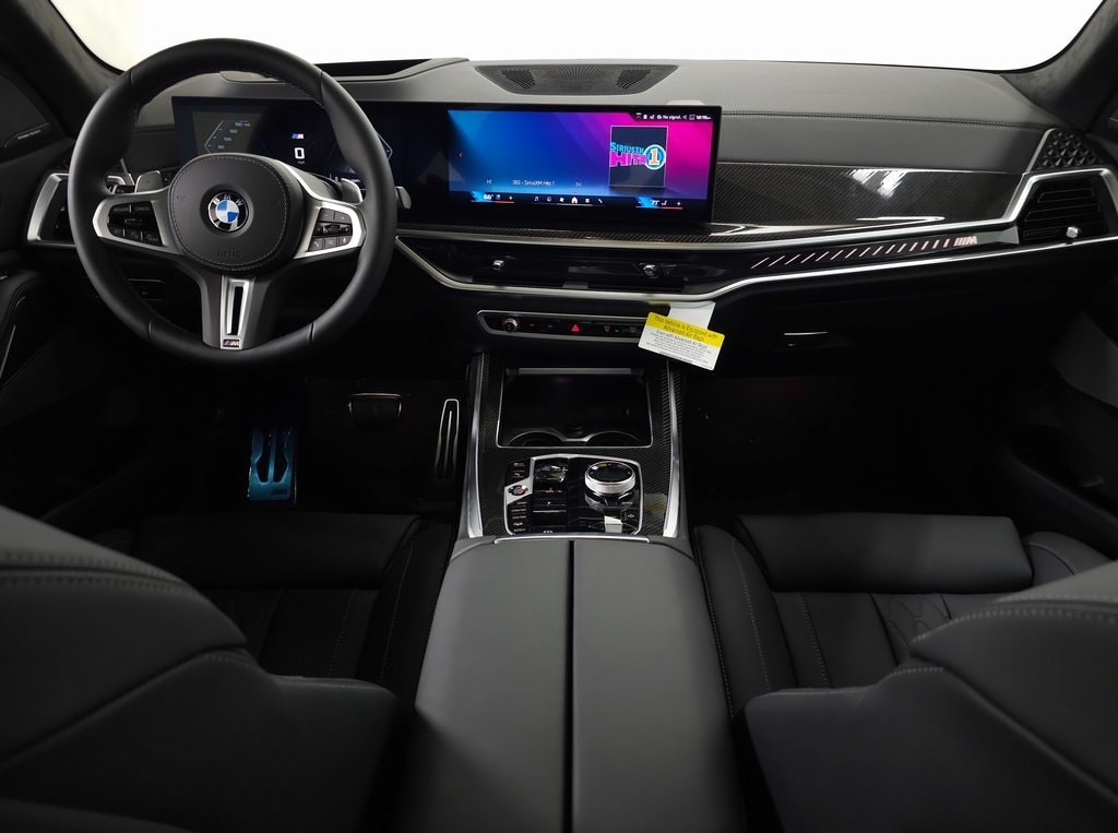 2025 BMW X7 M60i 8