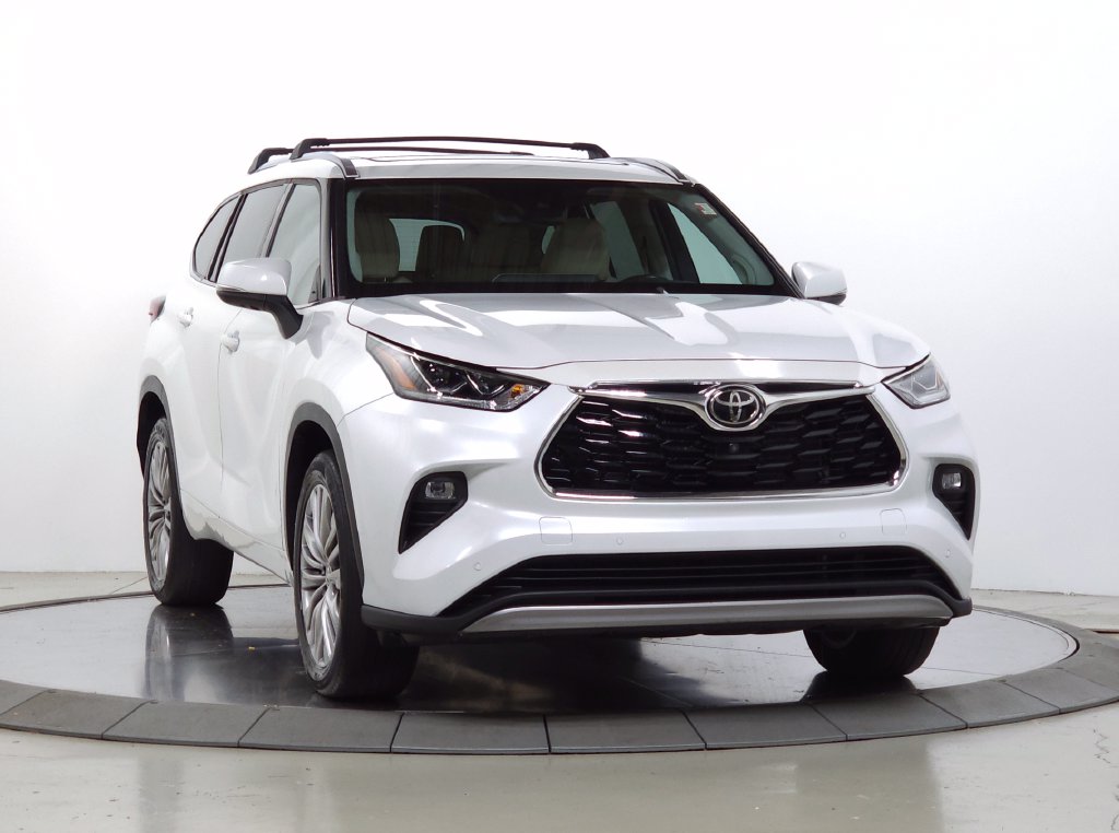Used 2022 Toyota Highlander Platinum SUV for sale near Chicago, Illinois