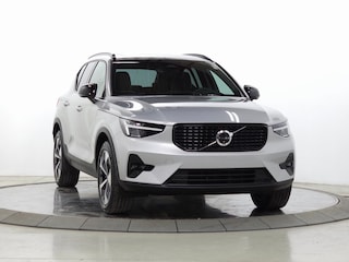 2025 Volvo XC40 B5 Plus Dark Theme SUV