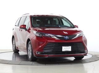 Used 2022 Toyota Sienna XLE Minivan/Van for sale near Chicago, Illinois