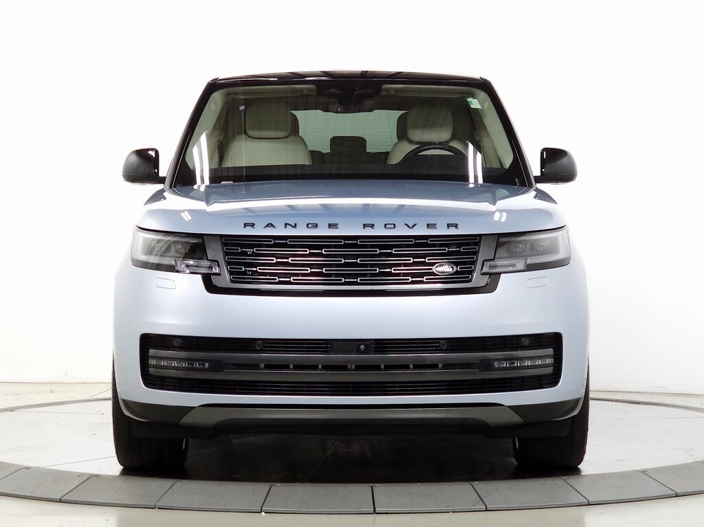 2023 Land Rover Range Rover SE photo 3