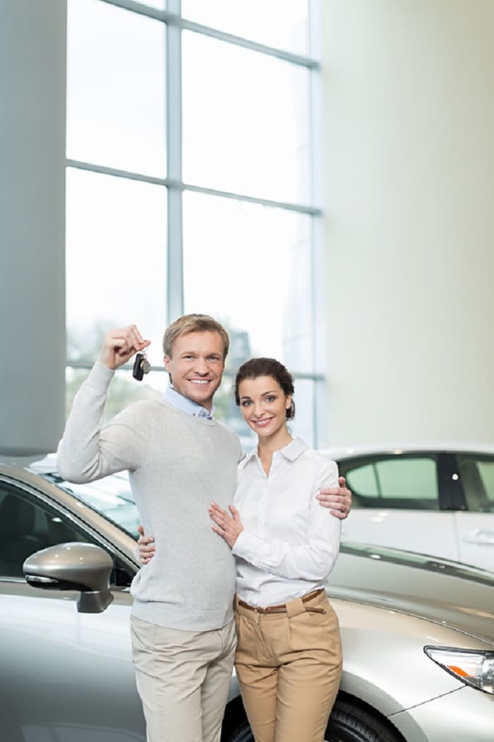 Happy_Couple_By_New_Car.jpg