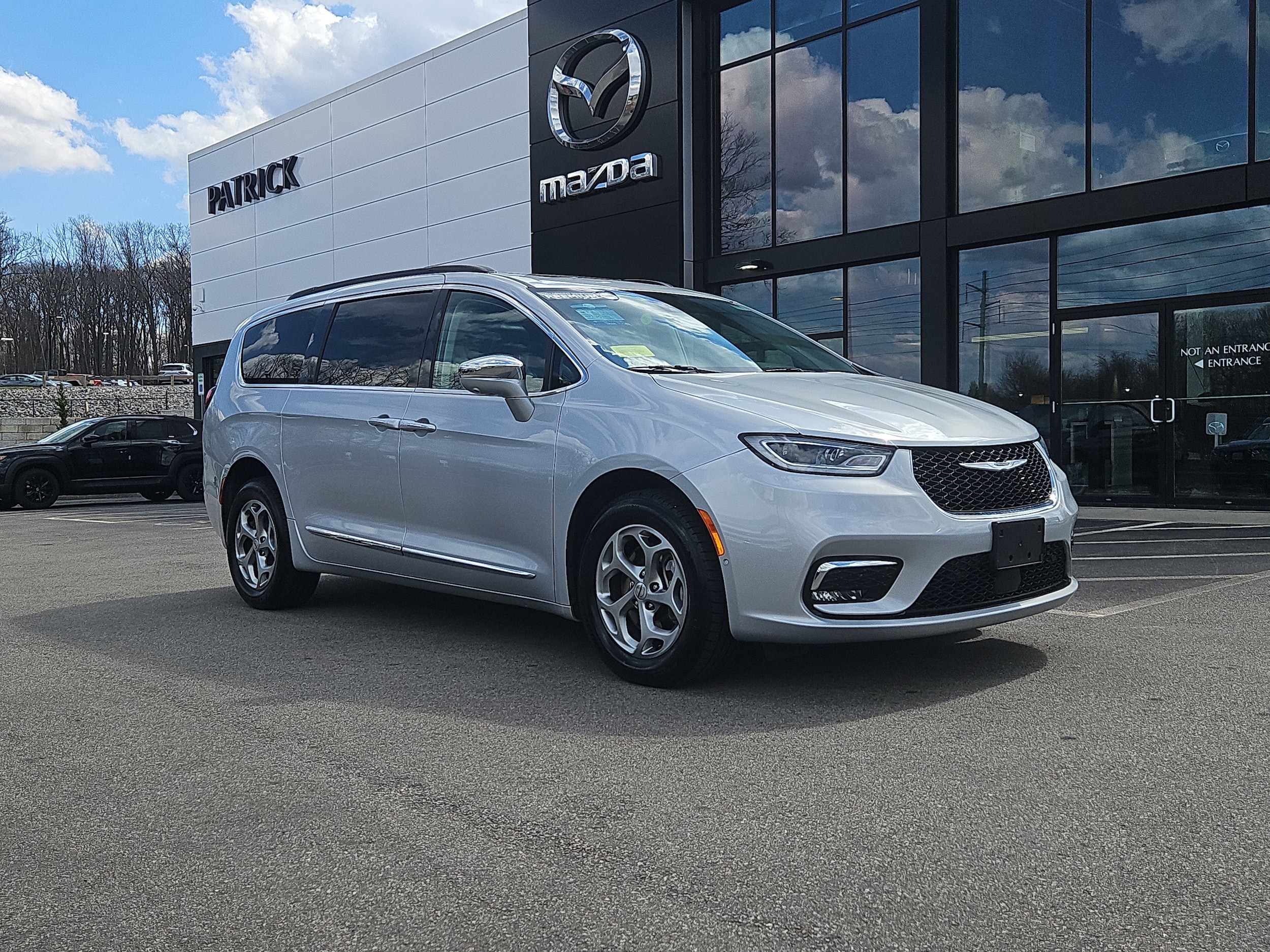 2022 Chrysler Pacifica Limited's photo