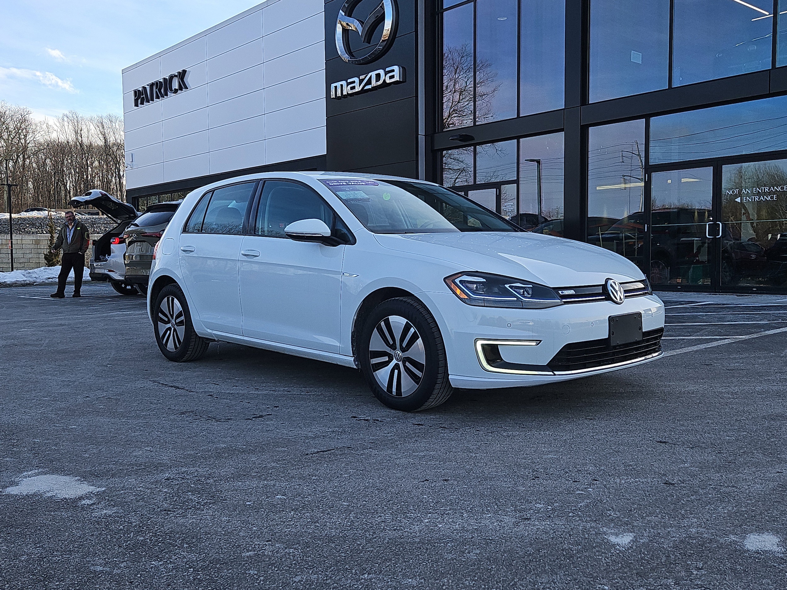 2017 Volkswagen e-Golf e-Golf SEL Premium's photo