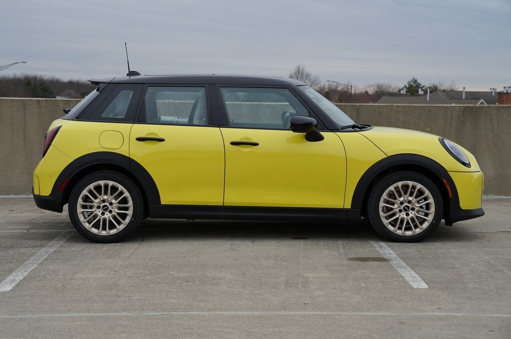 2025 Mini Cooper 4 Door Hardtop Signature photo 3