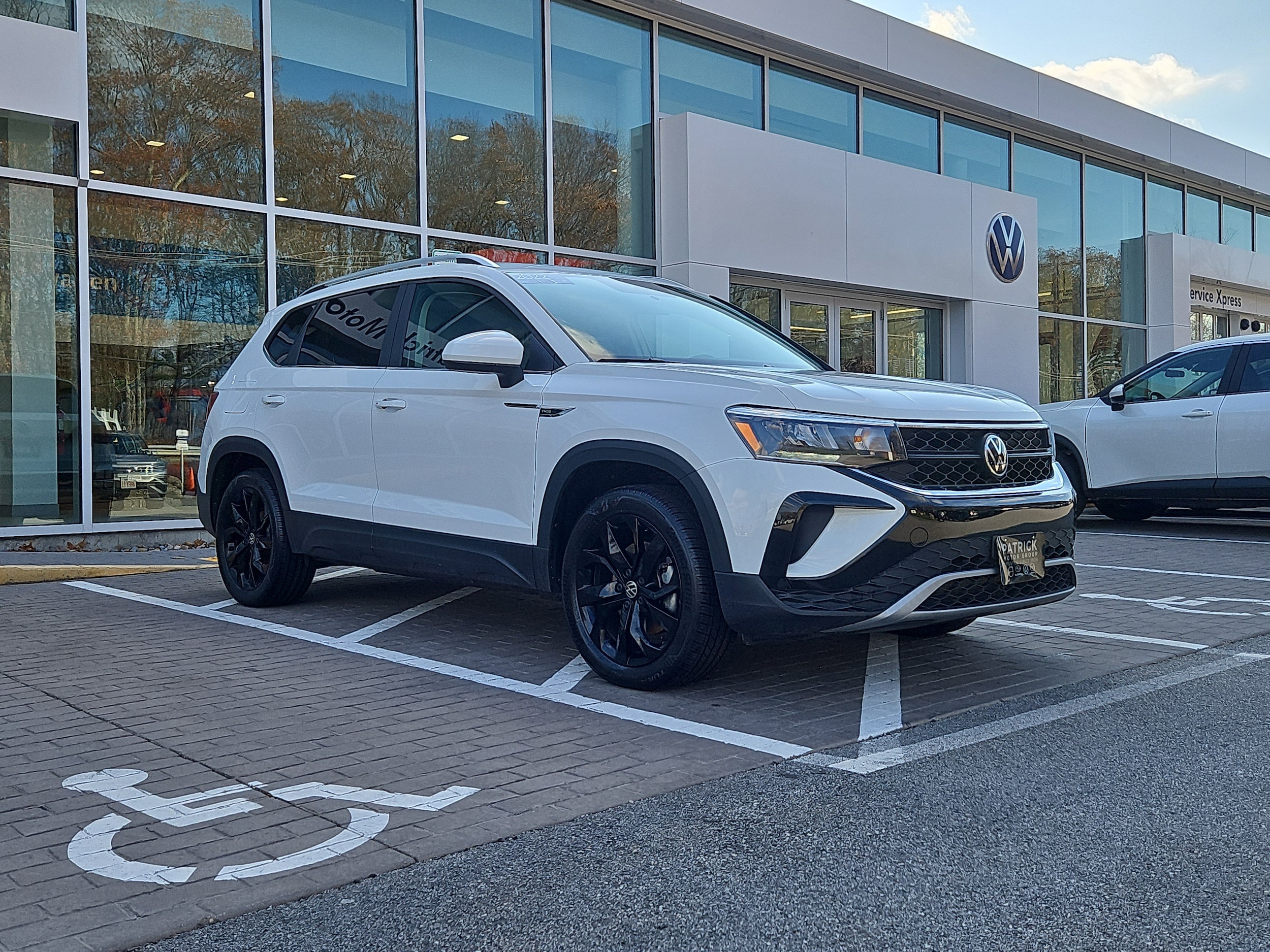 2022 Volkswagen Taos SE's photo