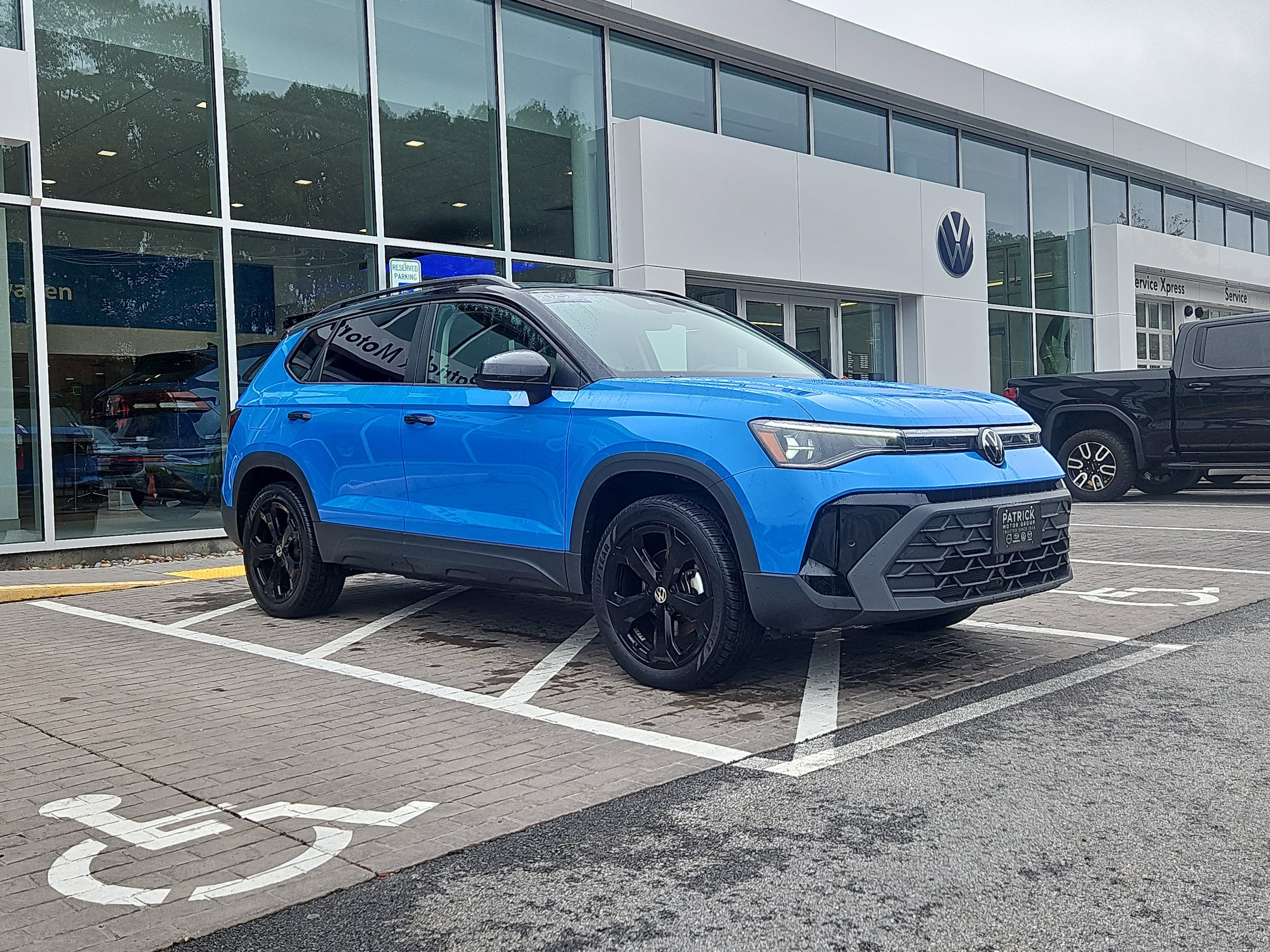 2025 Volkswagen Taos SE Black's photo