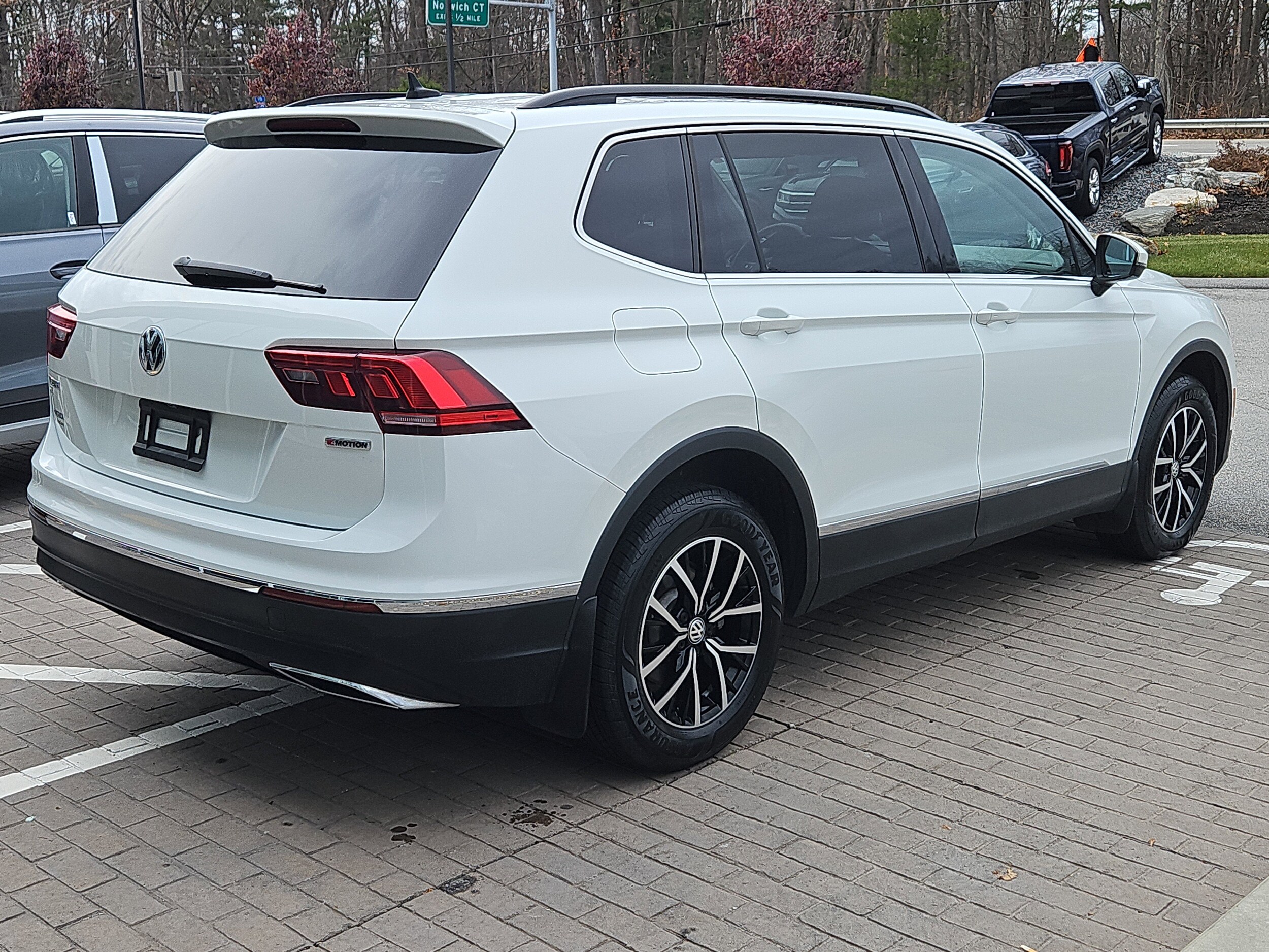 2021 Volkswagen Tiguan SE photo 2