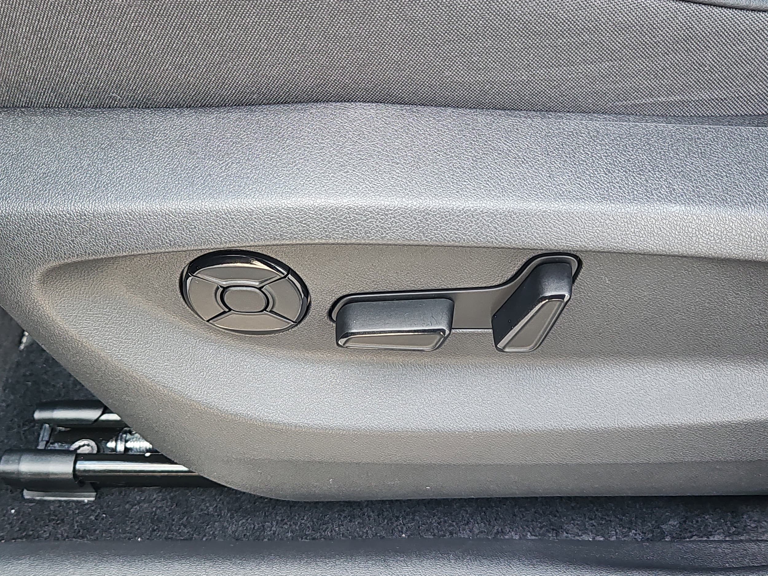 2025 Volkswagen Tiguan SE - Photo 14