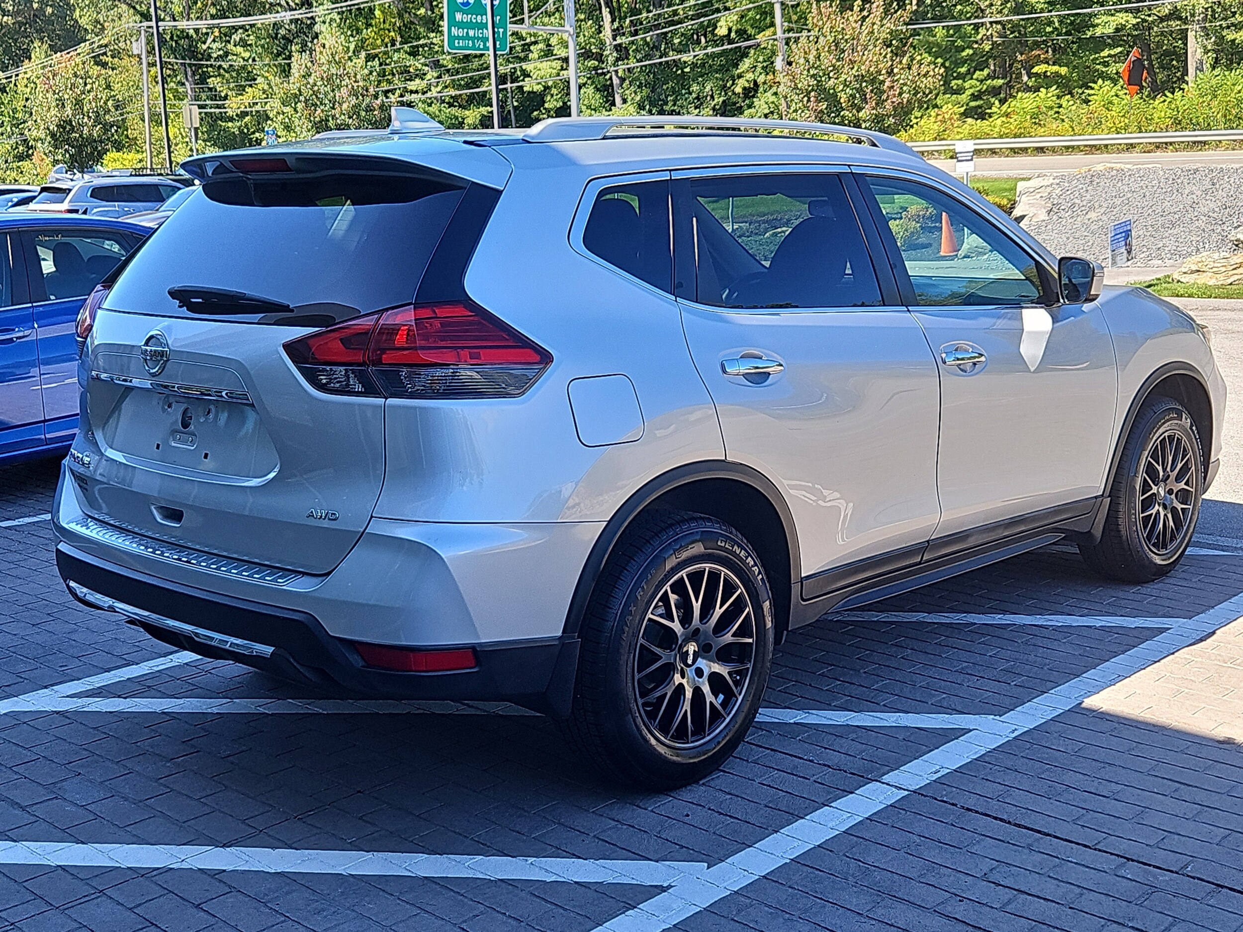 2017 Nissan Rogue S photo 2