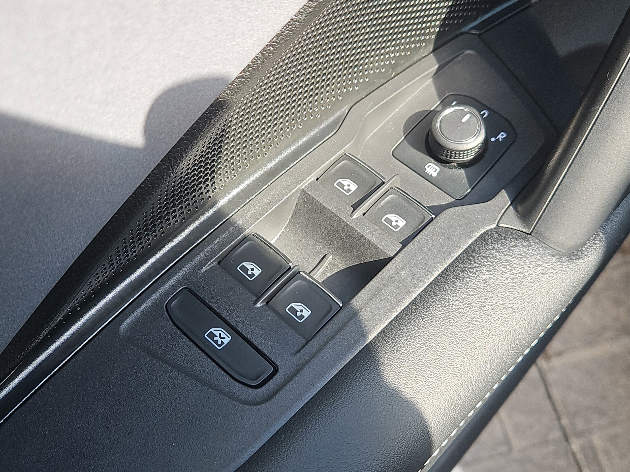 2025 Volkswagen Tiguan SE - Photo 18