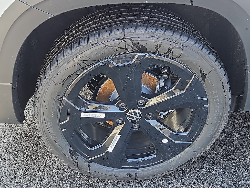 New 2026 Volkswagen Taos 1.5T SE Black SUV